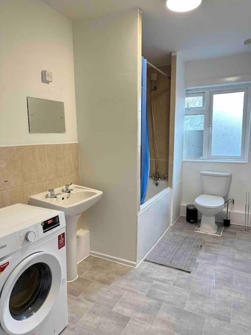 2 Bed Apt Sofa Bed Up To 6 런던 외부 사진